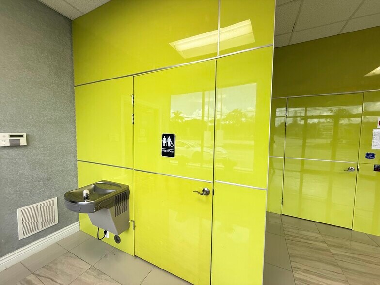 More Photos Of 2950 W Griffin Rd, Fort Lauderdale Freestanding For Lease
