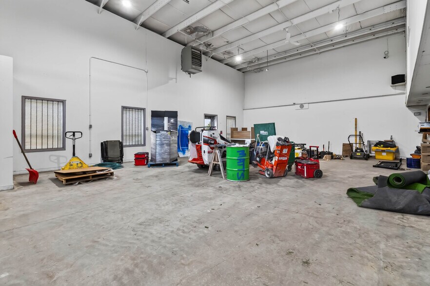 More Photos Of 2081 Piper Ln, London Industrial For Lease