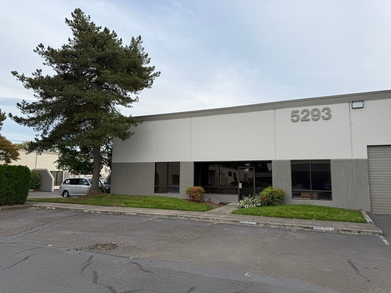 More Photos Of 5293 NE Elam Young Pky, Hillsboro Showroom For Sale