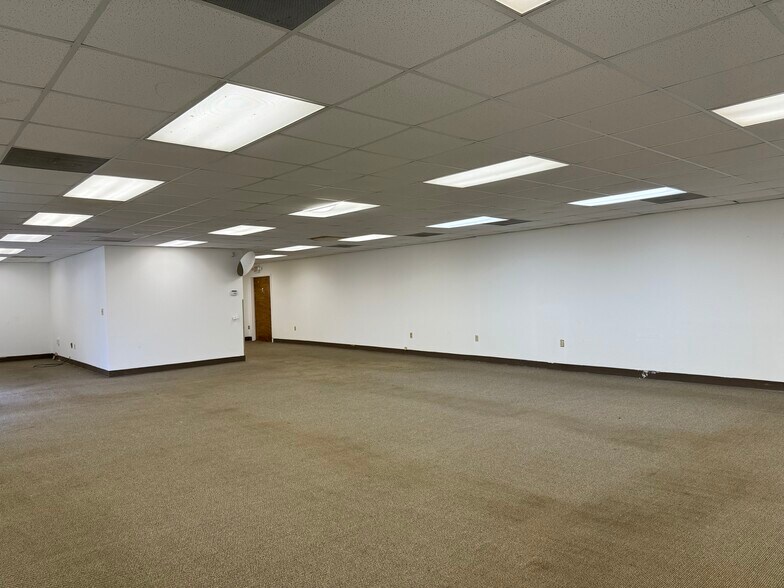 More Photos Of 4200 Lamar Ave, Memphis Warehouse For Lease