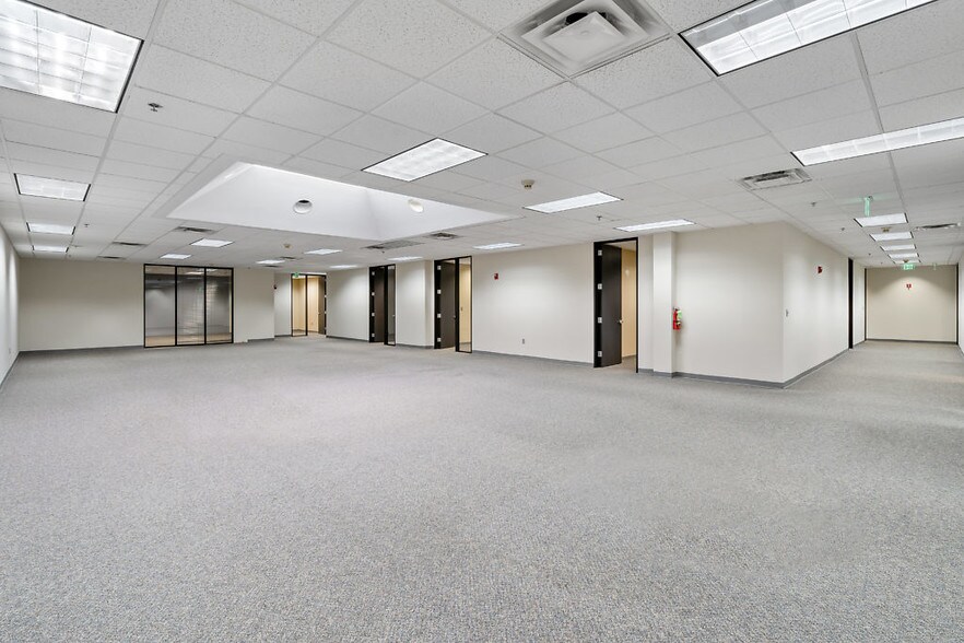 More Photos Of 3410 Midcourt Rd, Carrollton Showroom For Lease