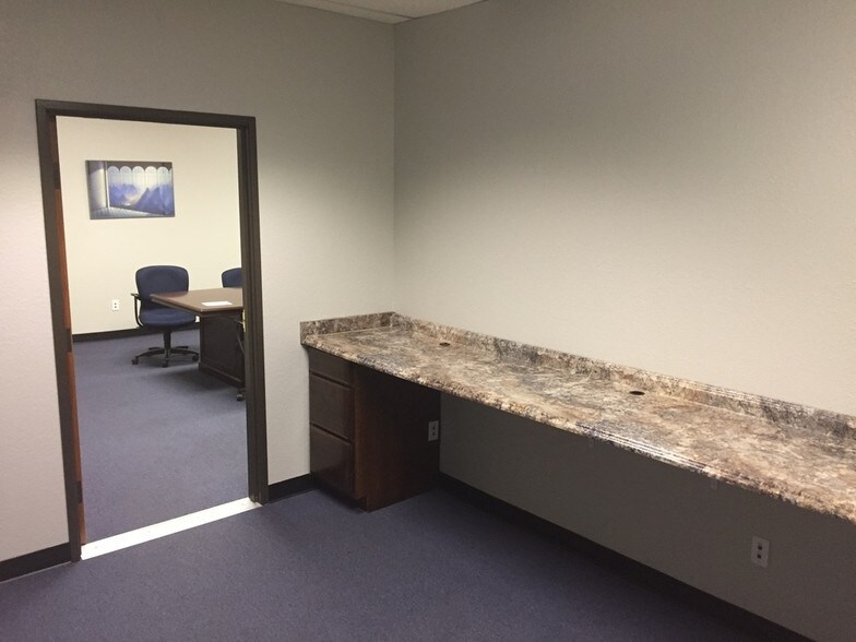 More Photos Of 337 Oaks Trl, Garland Office For Lease