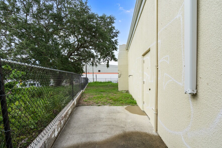 More Photos Of 2543 S Harbor City Blvd, Melbourne General Retail For Lease