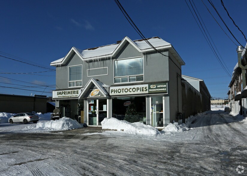 More Photos Of 815 Boul Saint-René O, Gatineau Light Distribution For Lease
