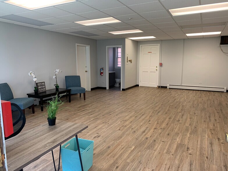 More Photos Of 5508 S Brainard Ave, Countryside Apartments For Lease