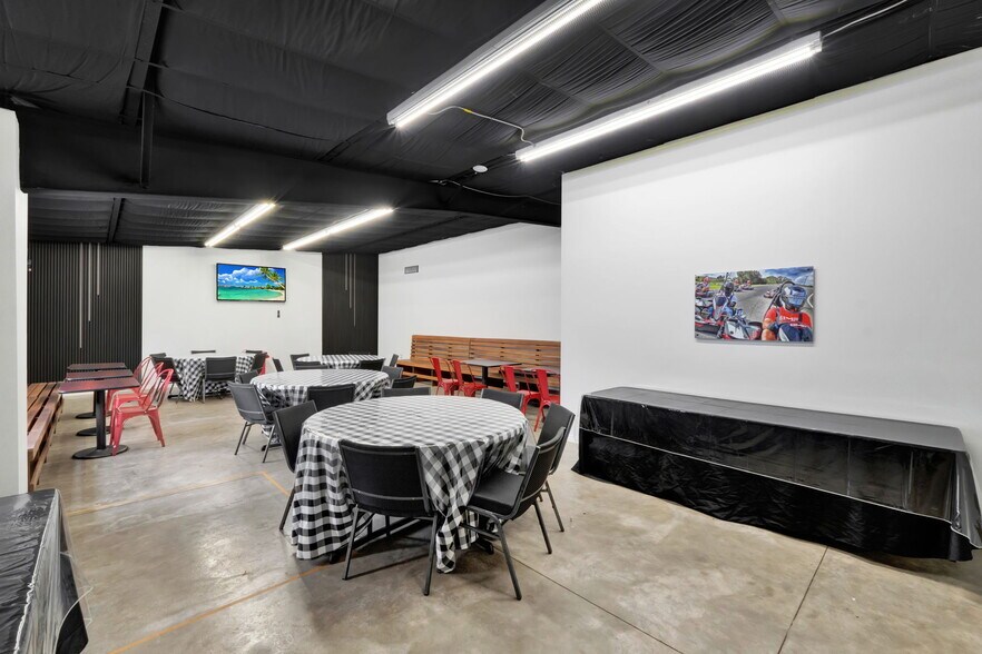 More Photos Of 5821 Pit Rd, Bushnell Flex For Sale