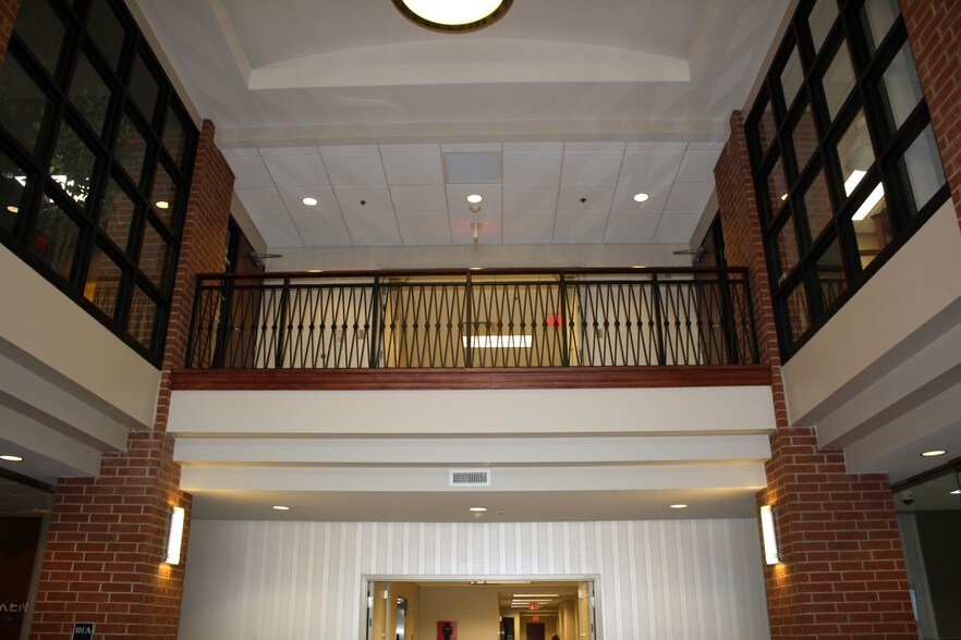 More Photos Of 500 W Main St, Branson Office For Lease