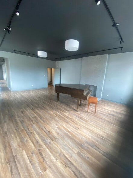 More Photos Of 1733-1735 Maryland Ave, Baltimore Bar For Lease