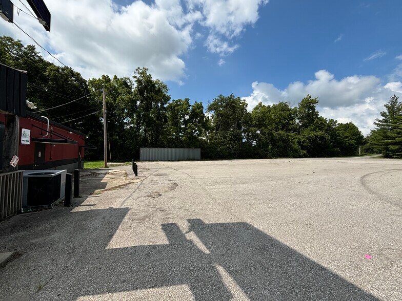 More Photos Of 1012 E Hackberry St, Salem Freestanding For Sale