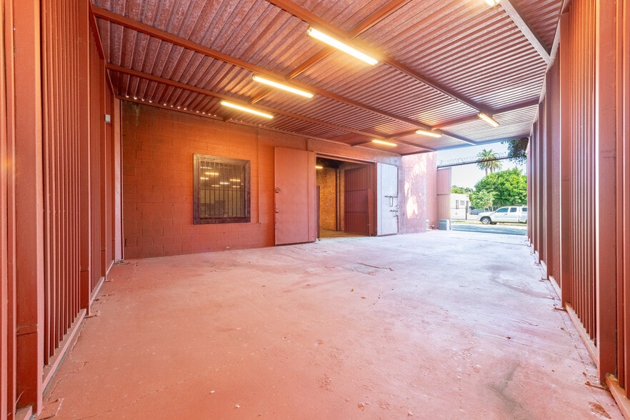 More Photos Of 5000 W Adams Blvd, Los Angeles Showroom For Lease