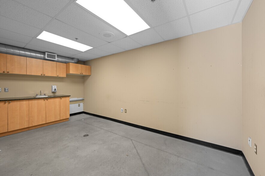 More Photos Of 316 Rue Denison E, Granby Storefront For Lease