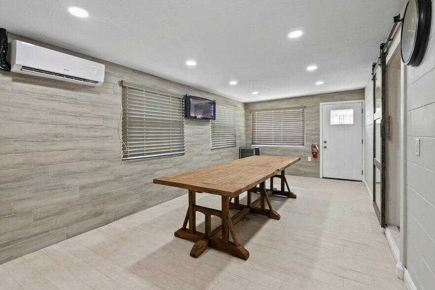 More Photos Of 5424 Edgewater Dr, Orlando Flex For Lease