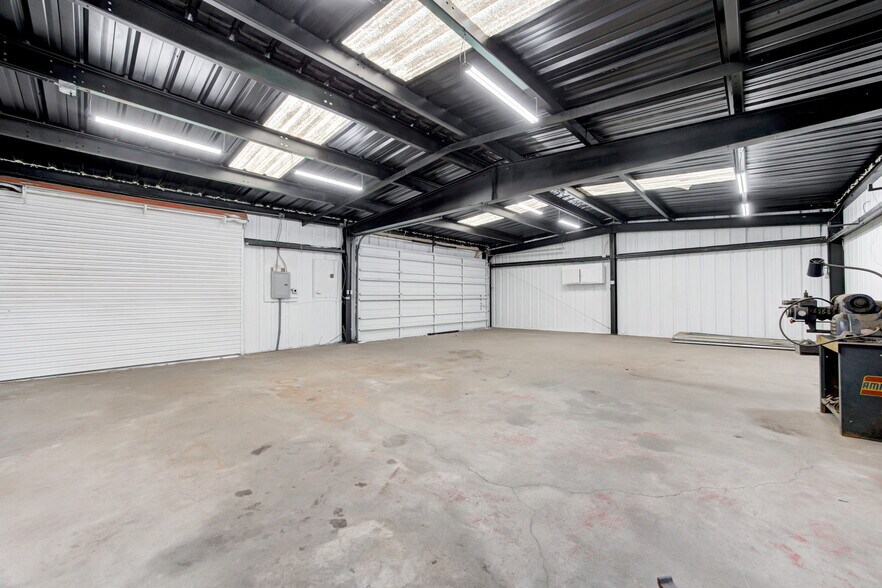 More Photos Of 1809 S Eastern Ave, Moore Auto Repair For Sale