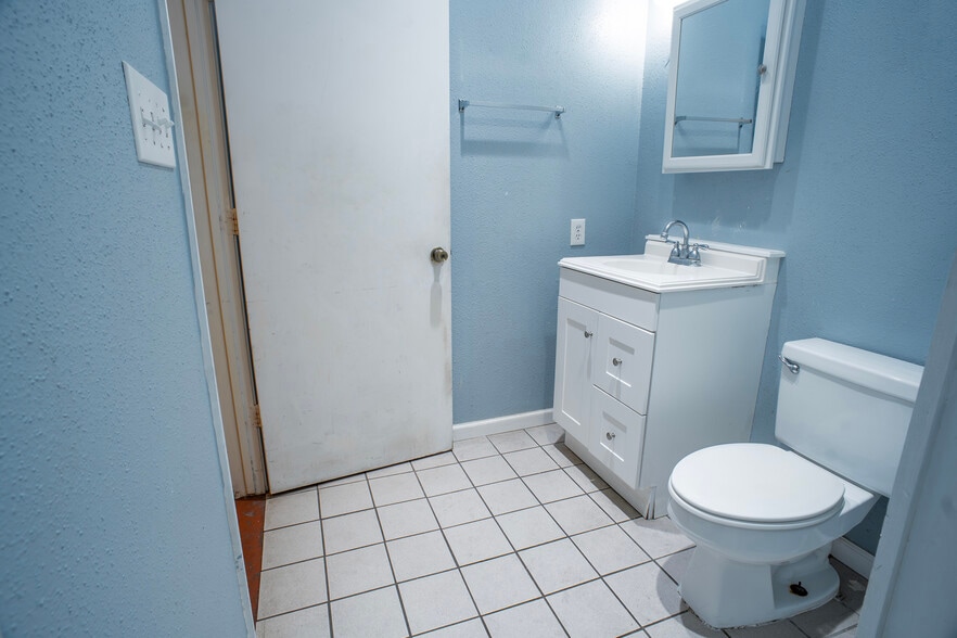 More Photos Of 910 Brenda St, Houston Warehouse For Sale