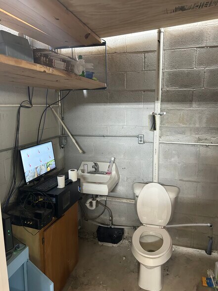 More Photos Of 404-406 Gulpha St, Hot Springs National Park Warehouse For Lease