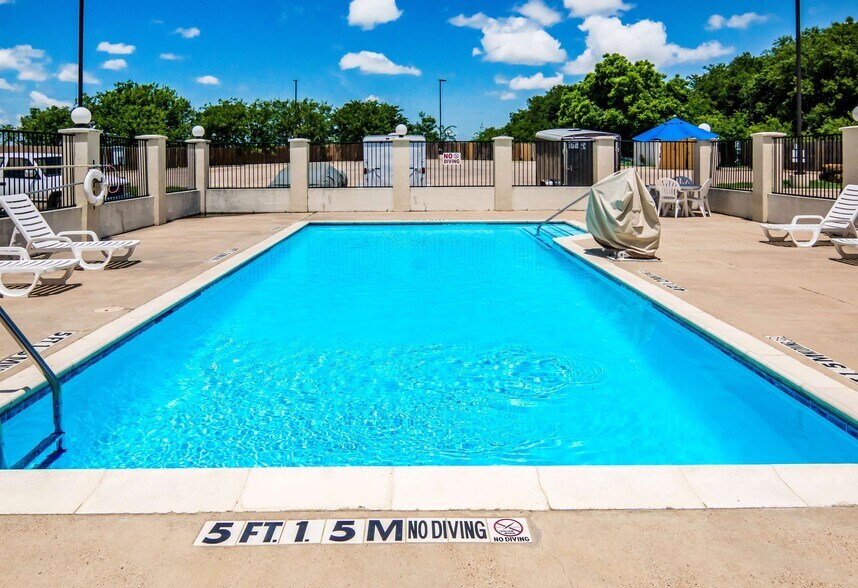 More Photos Of 1720 W Henderson St, Cleburne Hotel For Sale