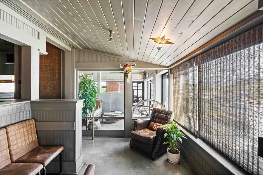 More Photos Of 72620 El Paseo, Palm Desert Restaurant For Sale