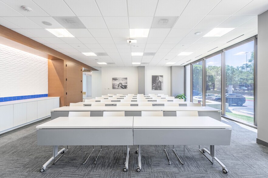 More Photos Of 5001 Lyndon B Johnson Fwy, Dallas Office For Lease