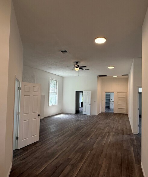 More Photos Of 18-20 E Pleasant St, Avon Park Religious Facility For Lease