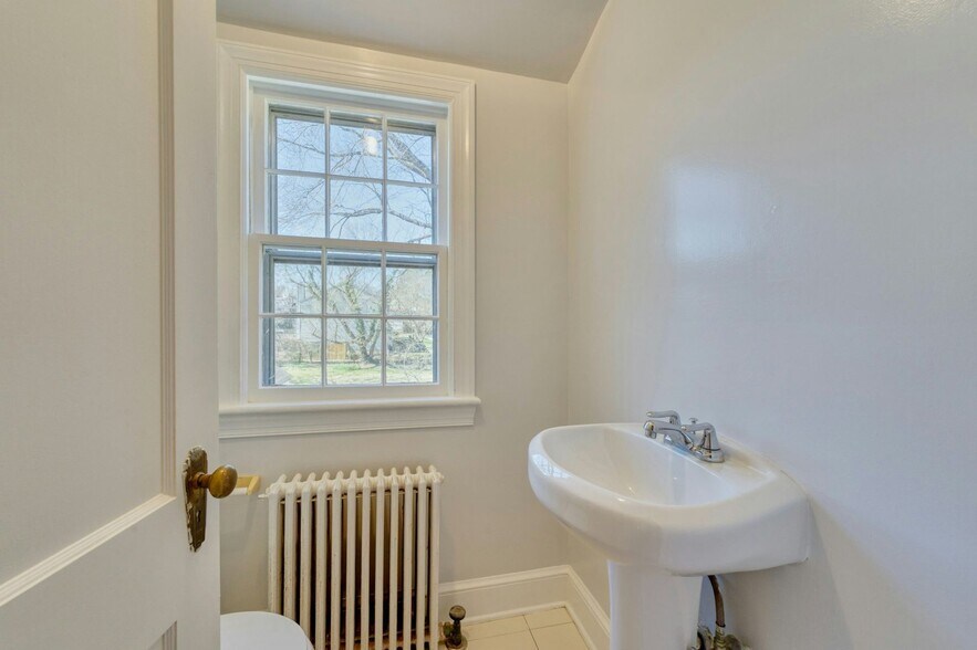 More Photos Of 121 N Hatcher Ave, Purcellville Office For Sale