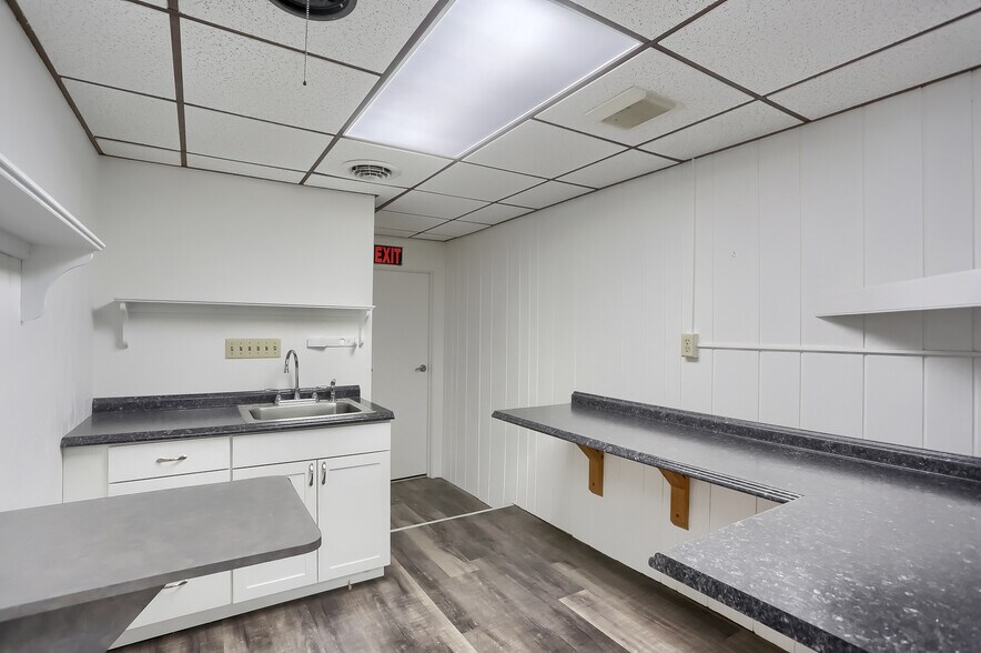 More Photos Of 708 Ekastown Rd, Sarver General Retail For Sale