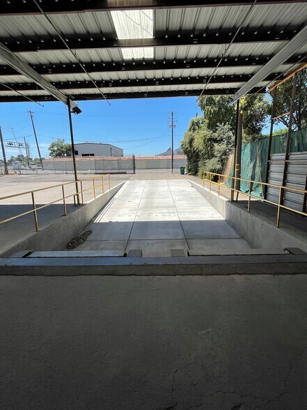 More Photos Of 741 S Airport Way, Stockton Showroom For Lease