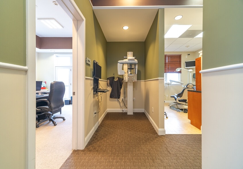 More Photos Of 30 Country Squire Dr, Cromwell Medical For Sale