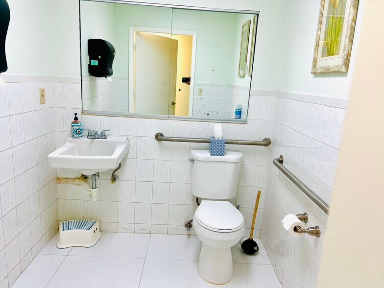 More Photos Of 8370 W Flagler St, Miami Medical For Lease