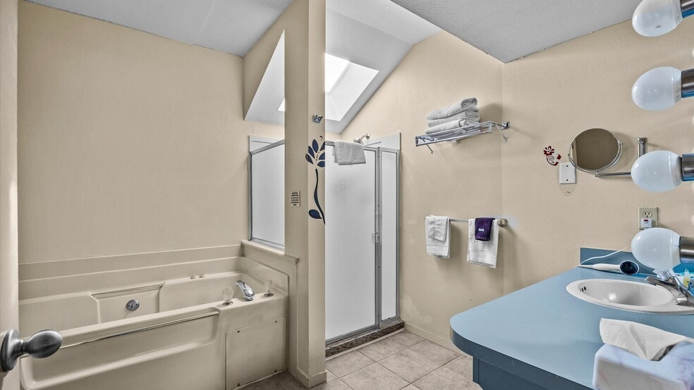 More Photos Of 1702 E Main St, Montrose Hotel For Sale