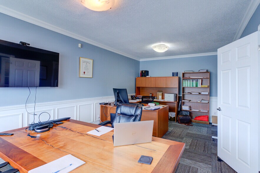 More Photos Of 127 Charing Cross St, Brantford Office For Sale