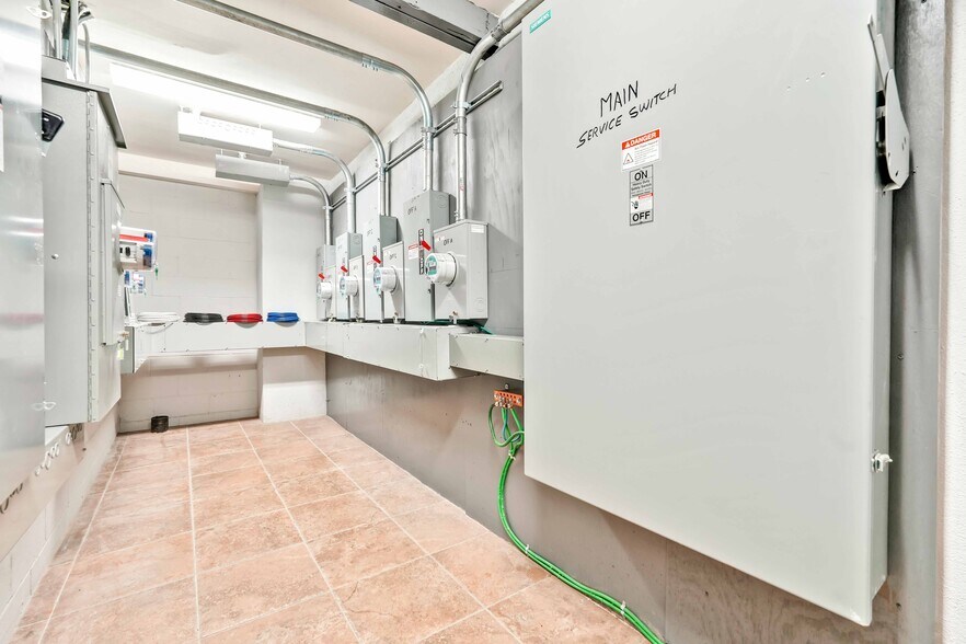 More Photos Of 405-407 Gates Ave, Brooklyn Loft Creative Space For Sale