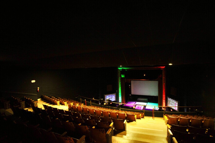 More Photos Of 424 W Main St, Denison Storefront Retail Office For Sale