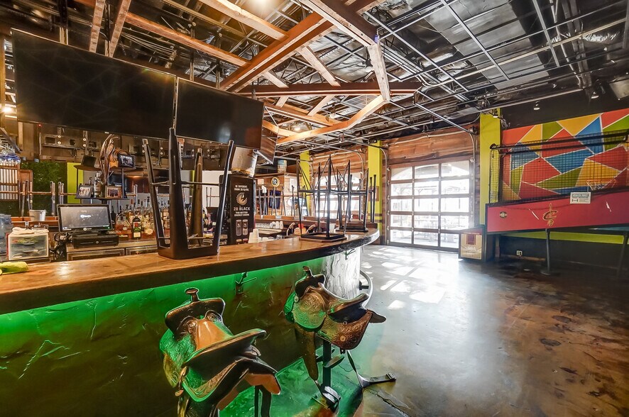 More Photos Of 491 Park St, Columbus Bar For Lease