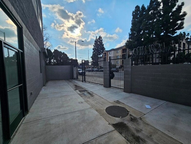 More Photos Of 2614 S Central Ave, Los Angeles Warehouse For Lease