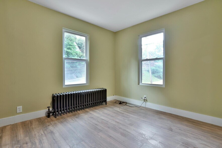 More Photos Of 68 Brook St, Croton On Hudson Showroom For Sale