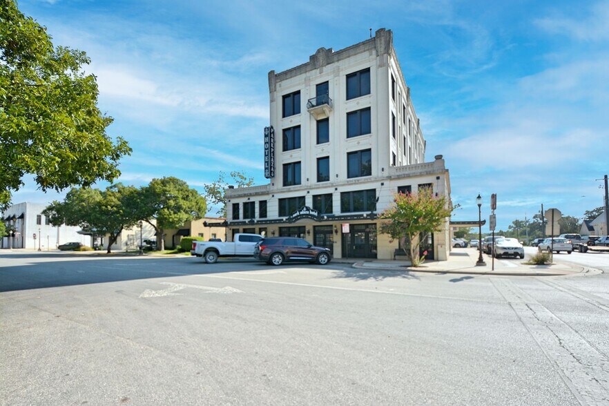 More Photos Of 217 S River St, Seguin Storefront Retail Office For Lease