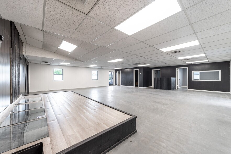 More Photos Of 99 Marion St, Clarksville Freestanding For Lease