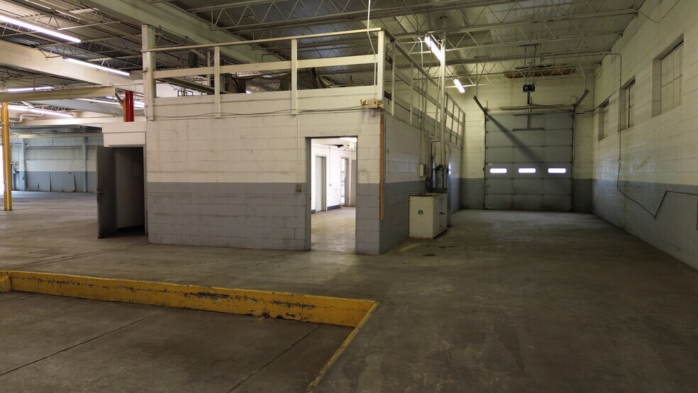 More Photos Of 33220-33250 Lakeland Blvd, Eastlake Warehouse For Lease