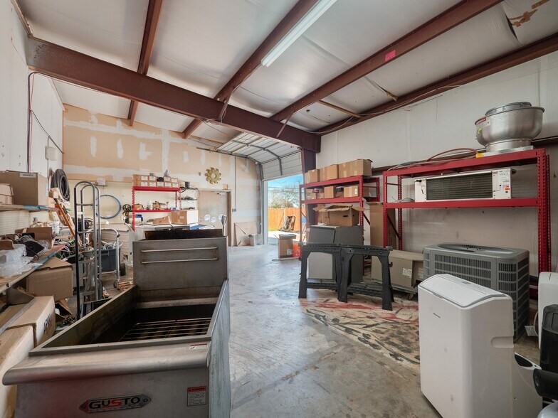 More Photos Of 318 W Byrd Blvd, Universal City Office For Sale