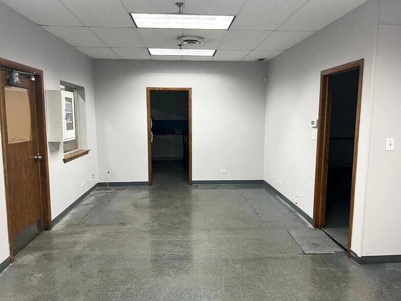 More Photos Of 539 W Algonquin Rd, Arlington Heights Warehouse For Sale