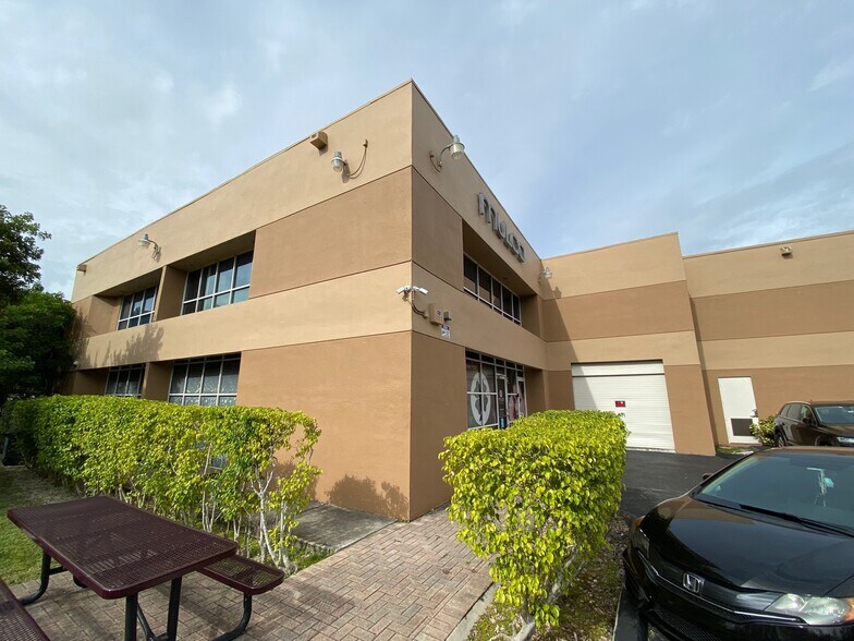 More Photos Of 20101-20161 NE 16th Pl, Miami Loft Creative Space For Lease