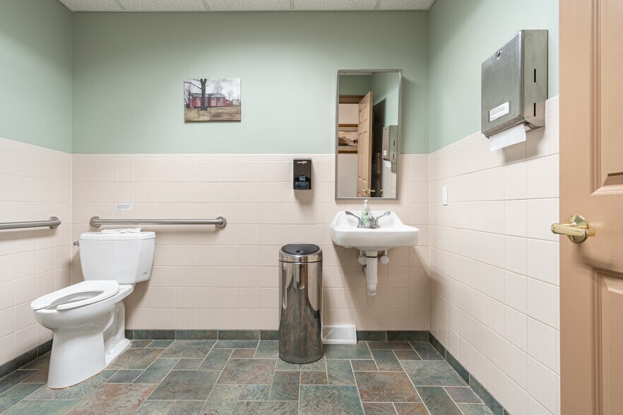 More Photos Of 5 Emma Ln, Clifton Park Office For Lease