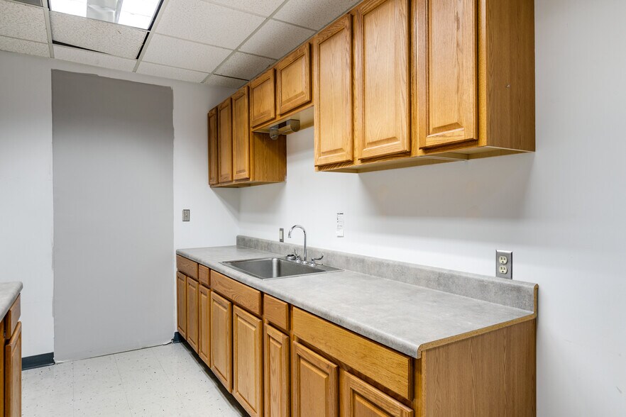 More Photos Of 8917 Fargo Rd, Richmond Office For Lease