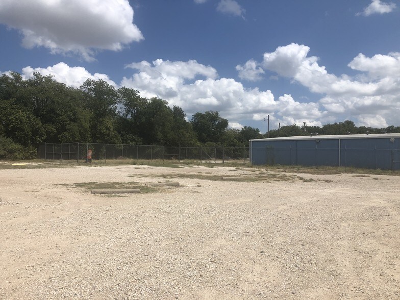 More Photos Of 1400 W Marvin Ave, Waxahachie Warehouse For Sale