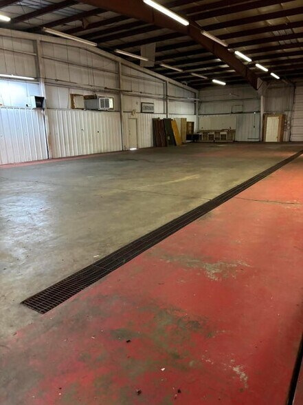 More Photos Of 1114 W Bankhead St, New Albany Showroom For Sale