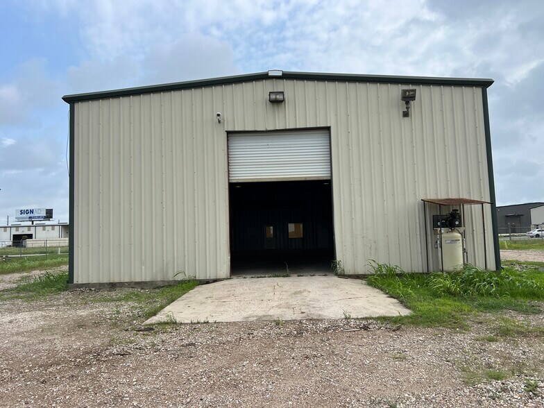 More Photos Of 3318 Dwayne Rd, Rosharon Warehouse For Lease