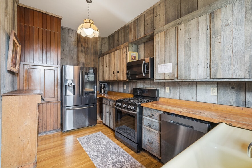More Photos Of 270 Maple St, Springfield Hospitality For Sale
