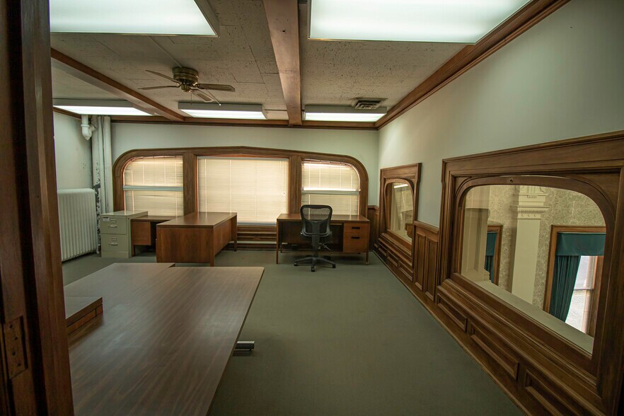 More Photos Of 301 Columbia St, Lafayette Office For Sale