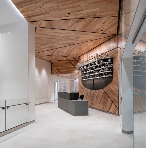 More Photos Of 60 Bloor St W, Toronto Office For Lease