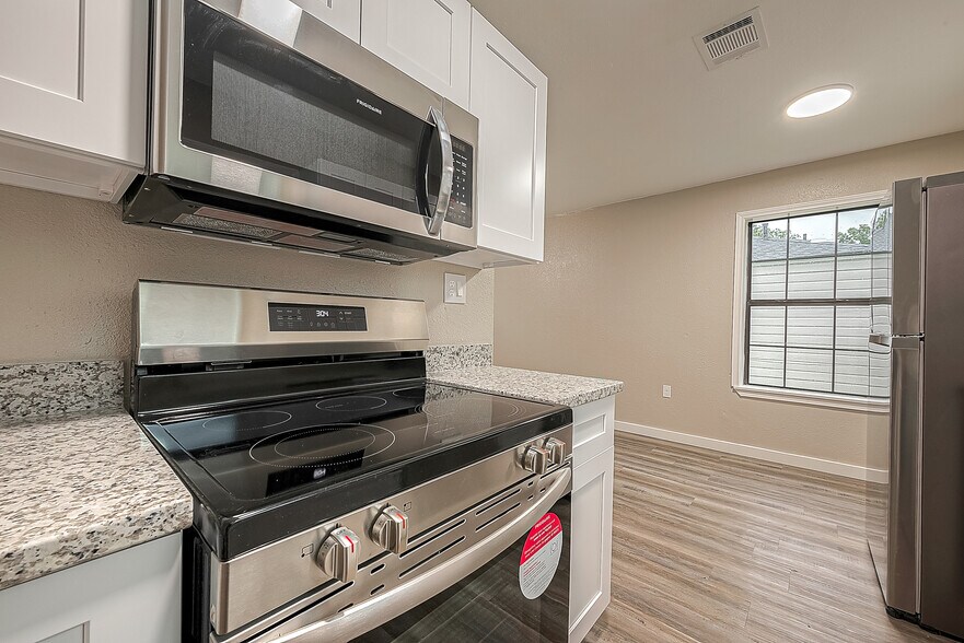 More Photos Of 2207 1/2 Cedar Bayou Rd, Baytown Apartments For Sale